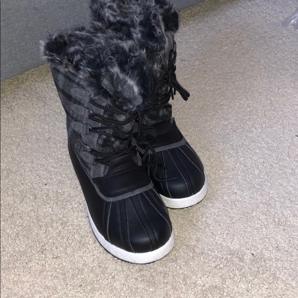 Black winter boots